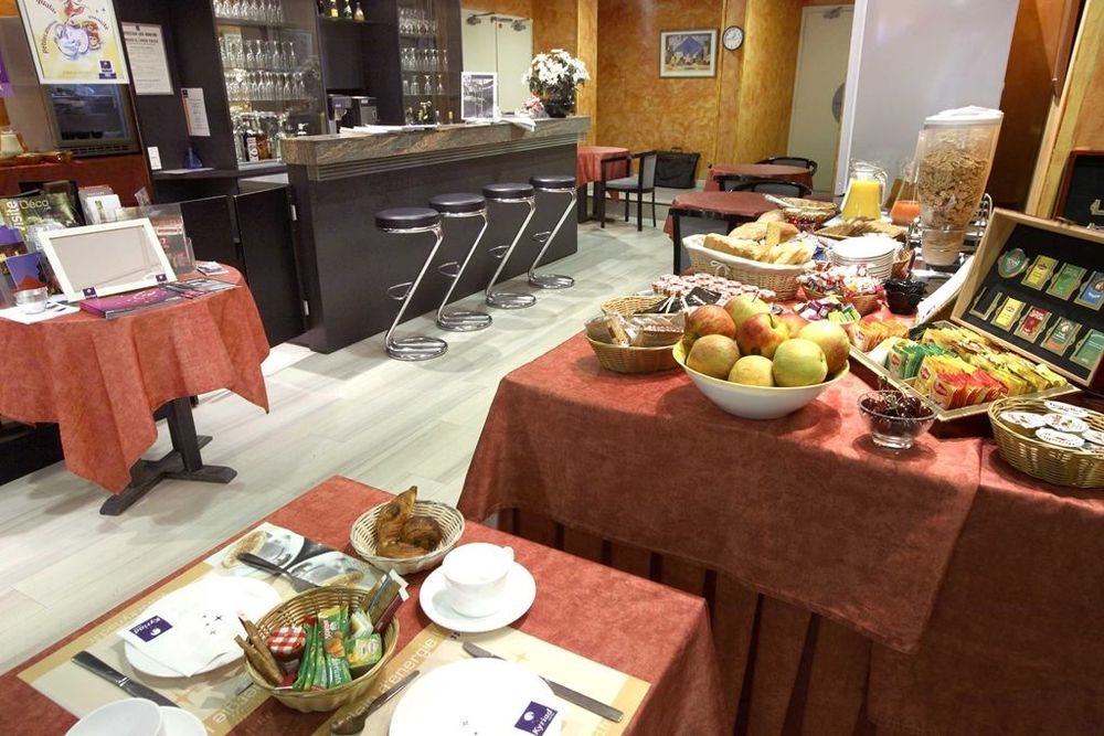 基里亚德里尔中央车站酒店 餐厅 照片